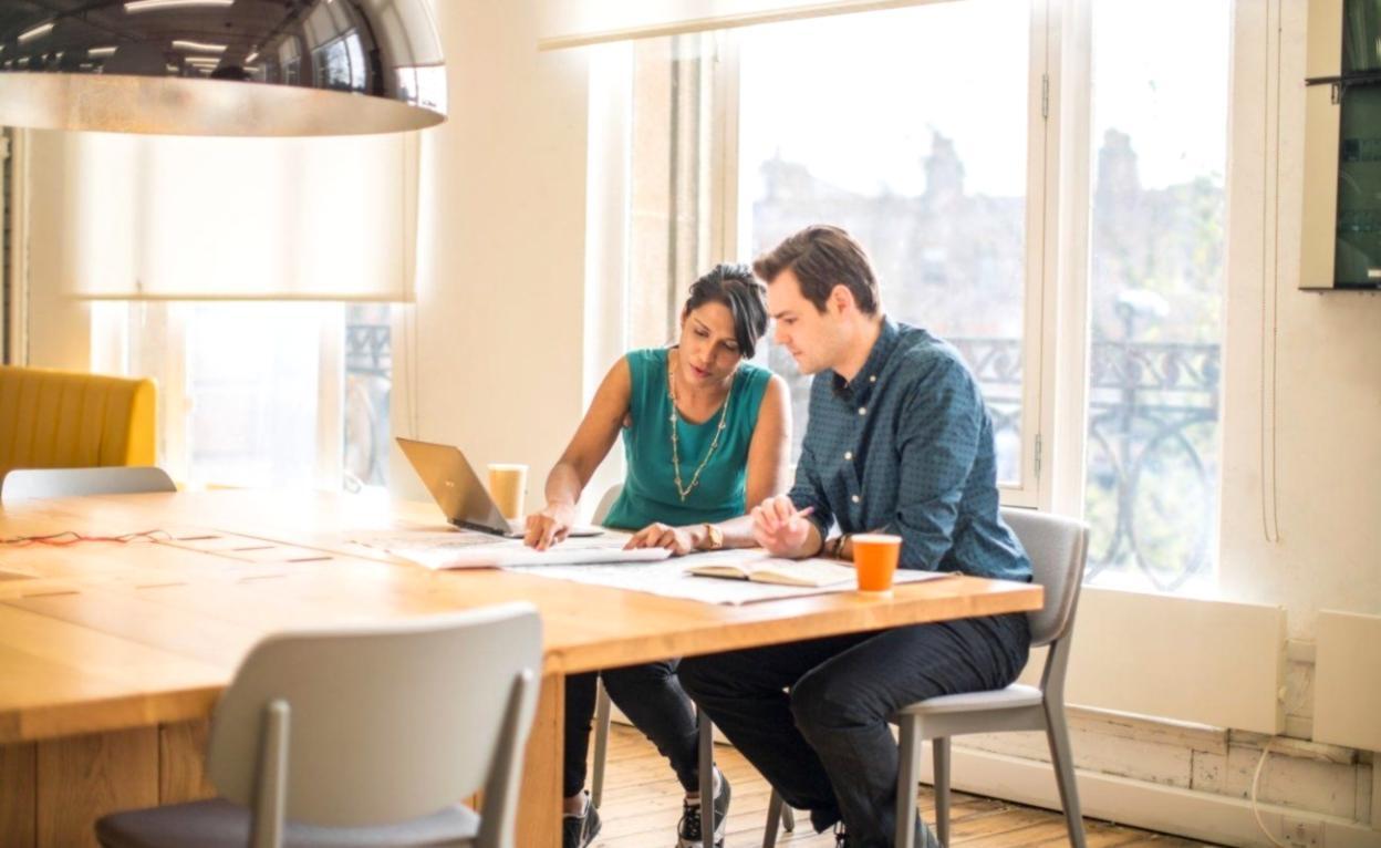 Teilnehmer arbeiten gemeinsam an einem Webprojekt während eines Yulonistia-Seminars